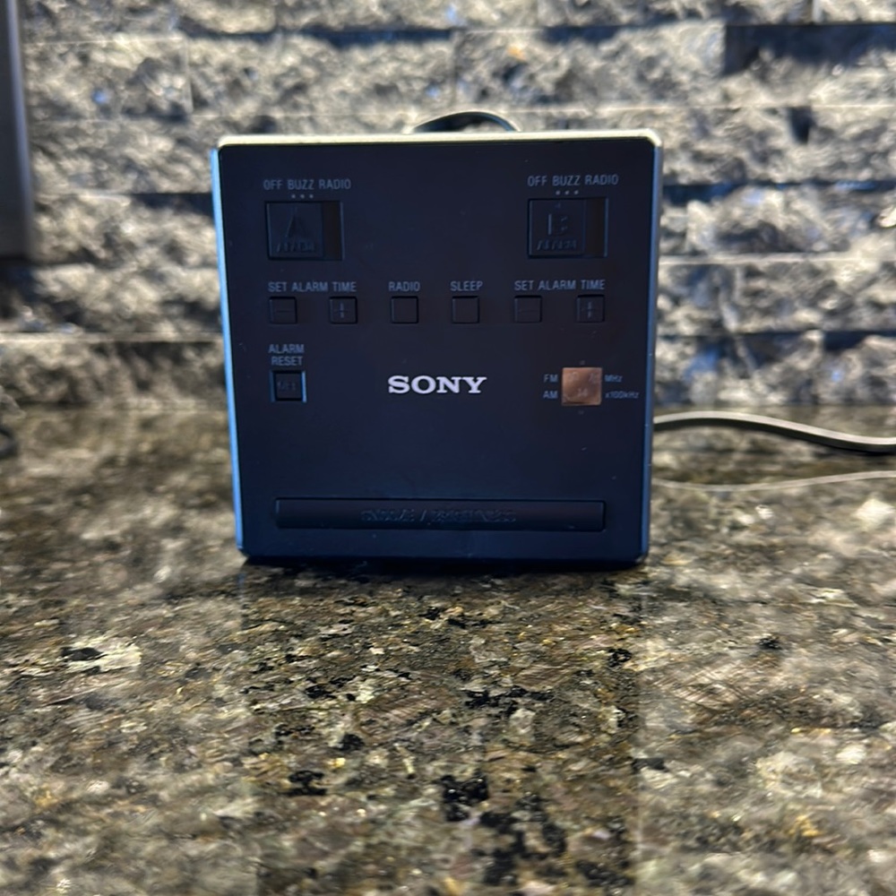 Sony cube clock radio! Excellent condition! Mirror front!